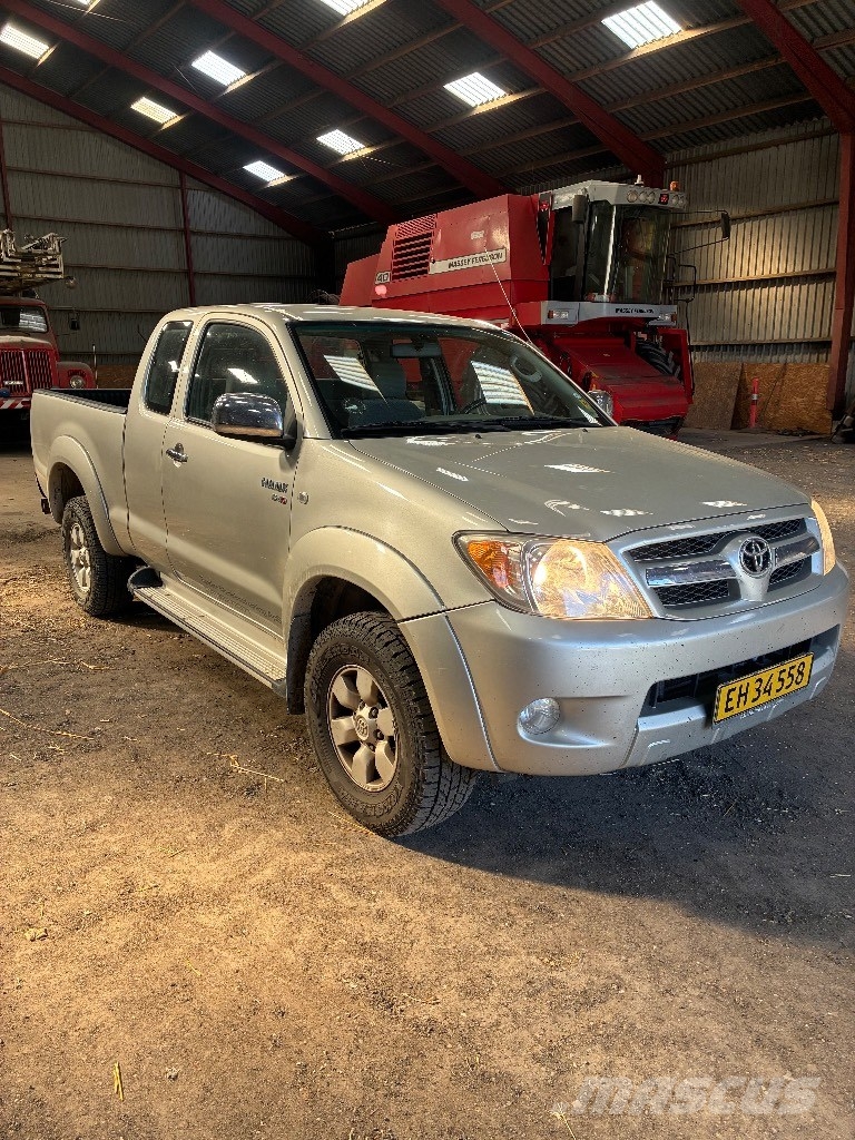 Toyota Hilux Vieglais kravas automobilis/izkraušana no sāniem