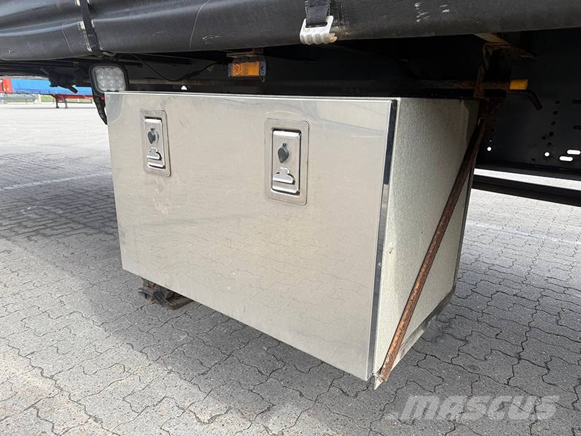 Kel-Berg 3 axle Curtainsider / Planenauflieger Poluprikolice sa ciradom