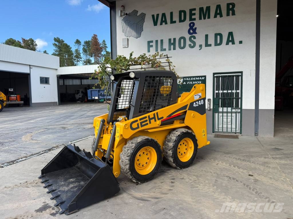 Gehl, Bobcat S130 SL 4240 SX لوادر انزلاقية التوجيه