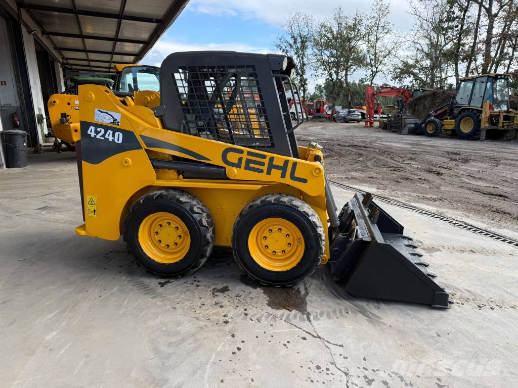 Gehl, Bobcat S130 SL 4240 SX لوادر انزلاقية التوجيه