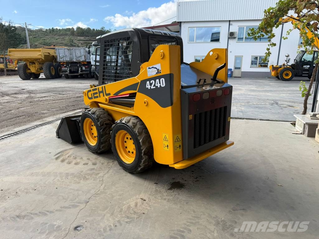 Gehl, Bobcat S130 SL 4240 SX لوادر انزلاقية التوجيه