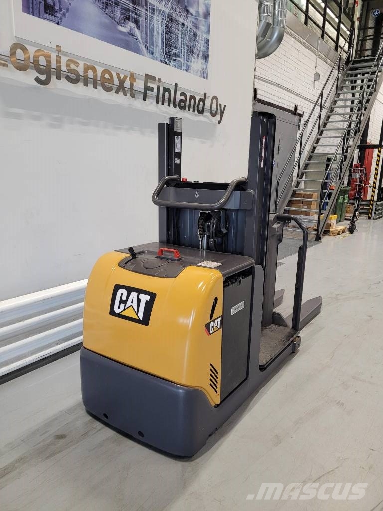 CAT NOL 10 P معدات الرفع متوسط المستوى