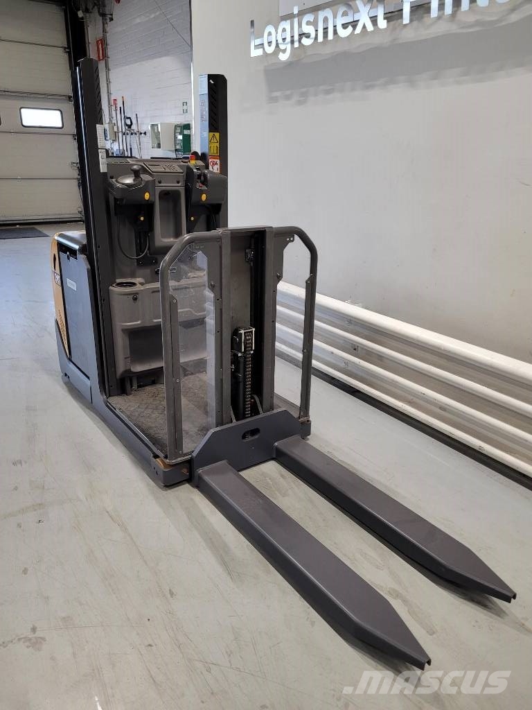 CAT NOL 10 P معدات الرفع متوسط المستوى