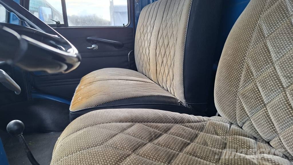 Mercedes-Benz 911 4x2 stake body - 19.000km - 1st owner Camiones de caja de lona
