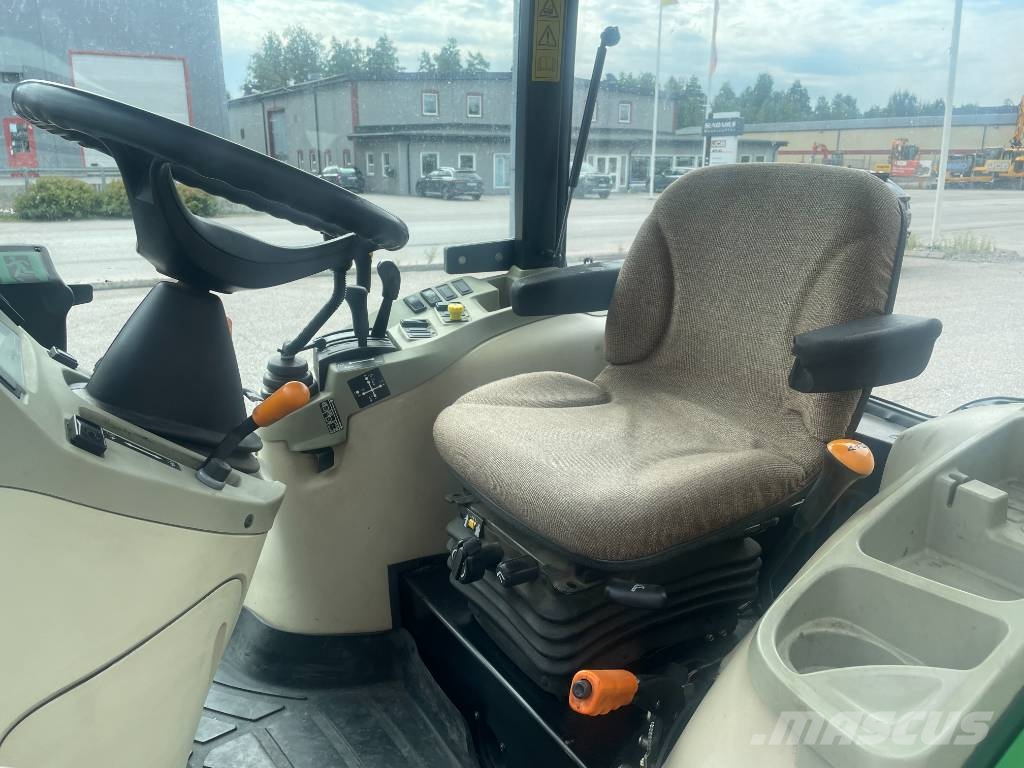 John Deere 3520 جرارات مدمجة