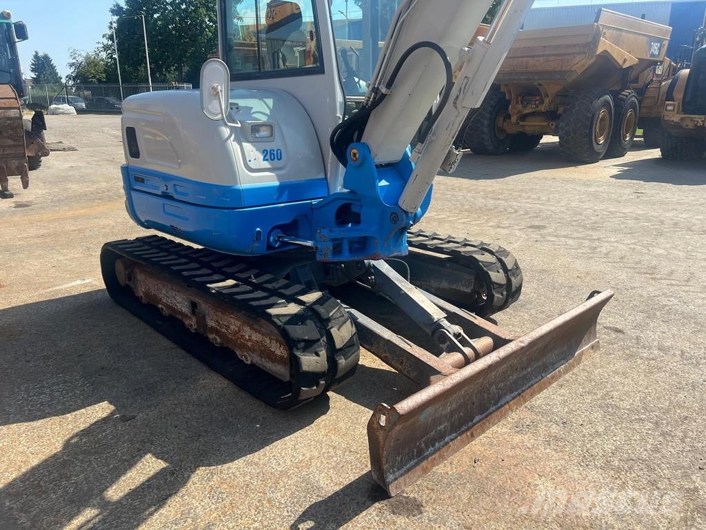 Takeuchi TB 260 . Minigraafmachines < 7t