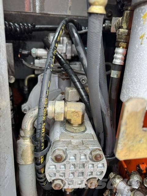 Hitachi ZX 135 US حفارات زحافة