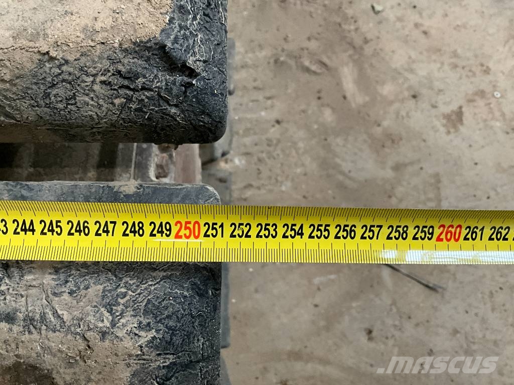Hitachi ZX 135 US حفارات زحافة