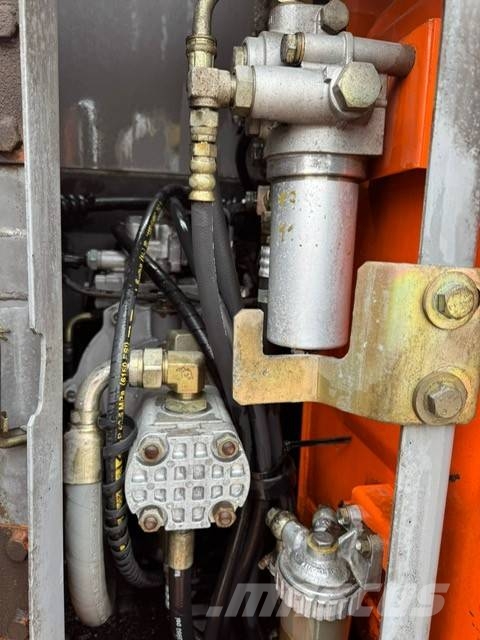 Hitachi ZX 135 US حفارات زحافة