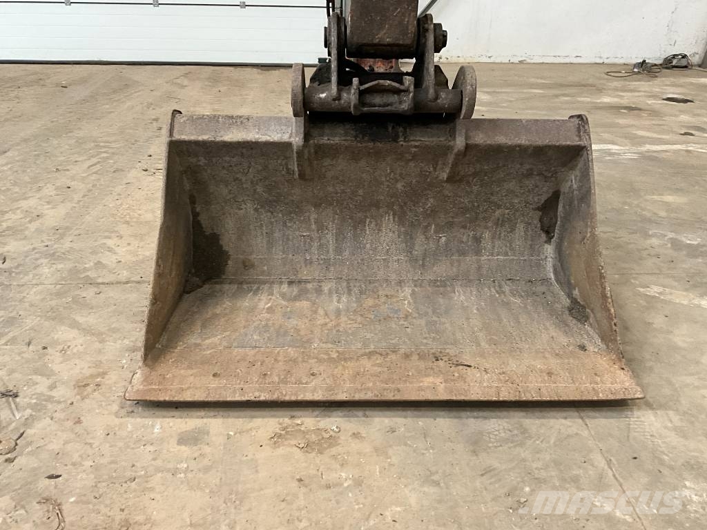 Hitachi ZX 135 US حفارات زحافة
