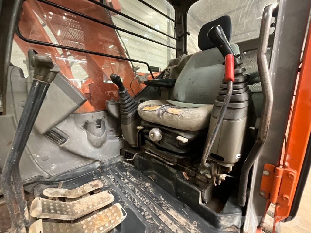 Hitachi ZX 135 US حفارات زحافة
