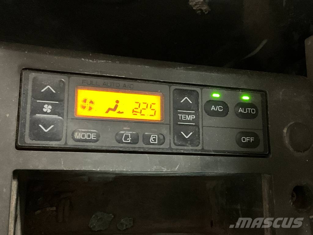 Hitachi ZX 135 US حفارات زحافة