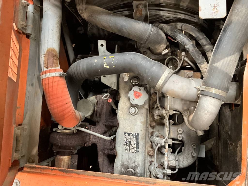 Hitachi ZX 135 US حفارات زحافة
