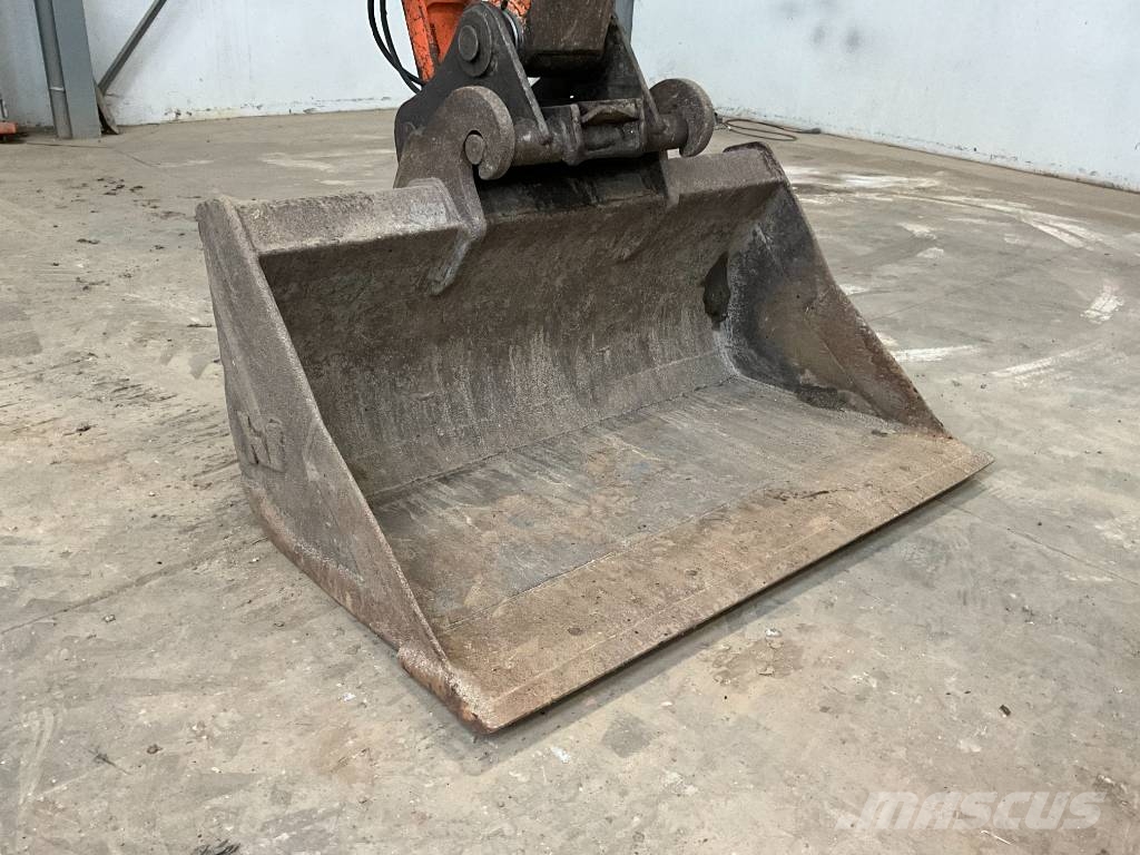 Hitachi ZX 135 US حفارات زحافة