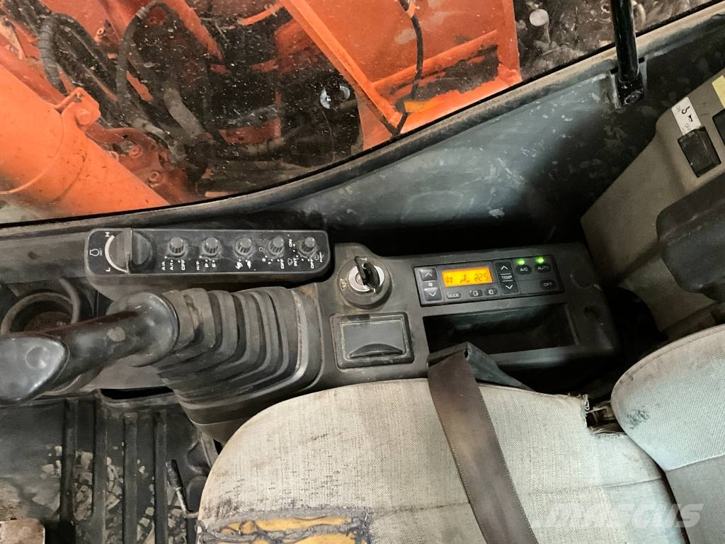 Hitachi ZX 135 US حفارات زحافة