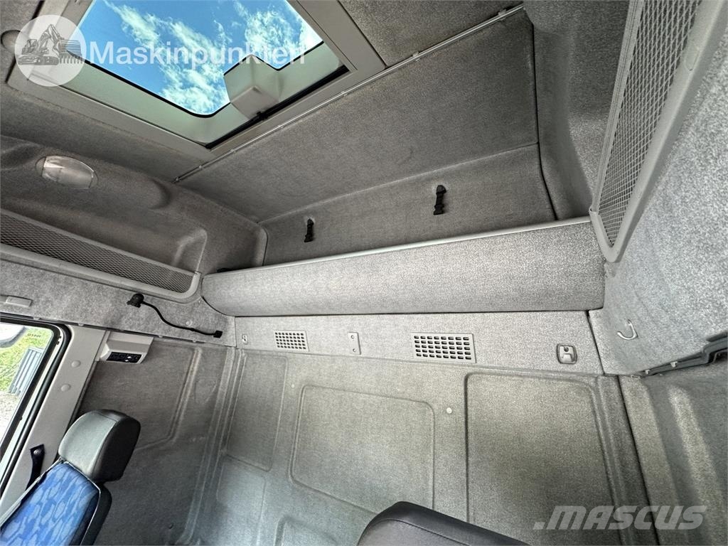 Iveco 80 E Tector A Camiones de caja de lona
