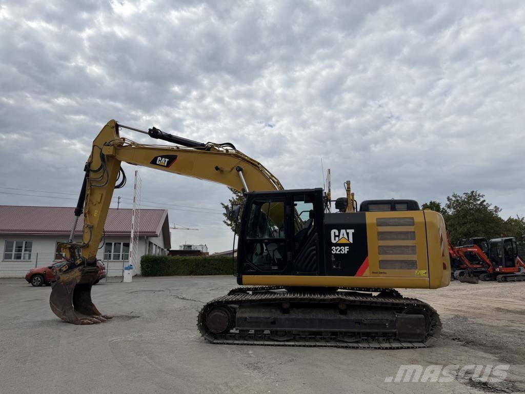 CAT 323 F L حفارات زحافة