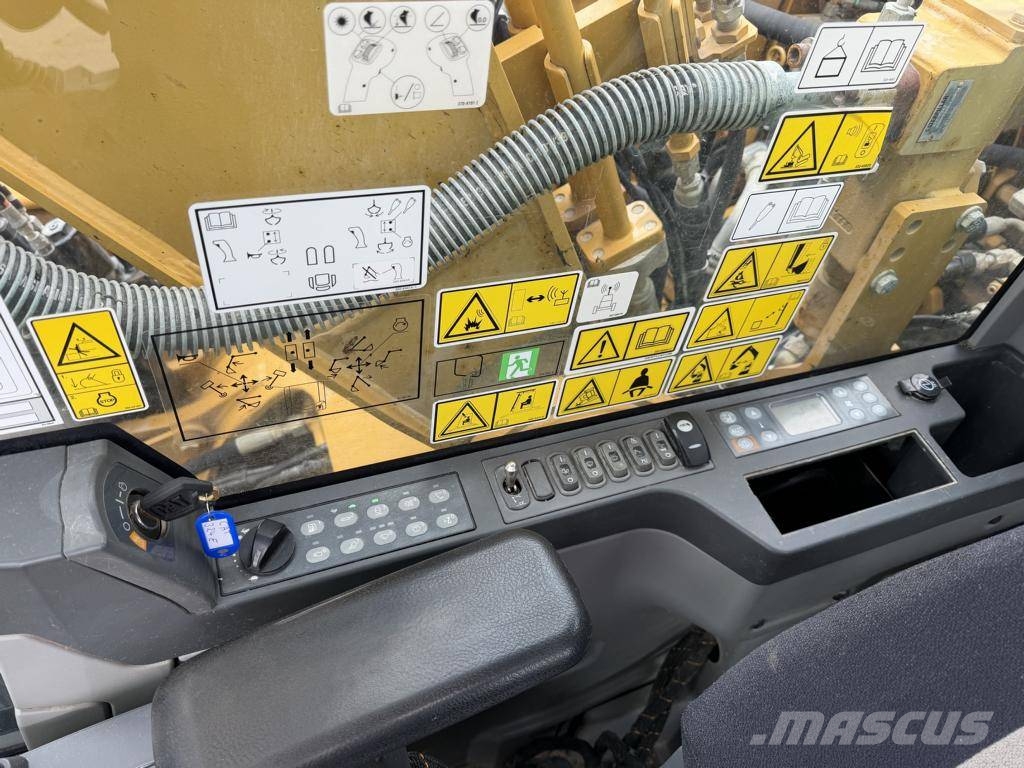 CAT 323 F L حفارات زحافة
