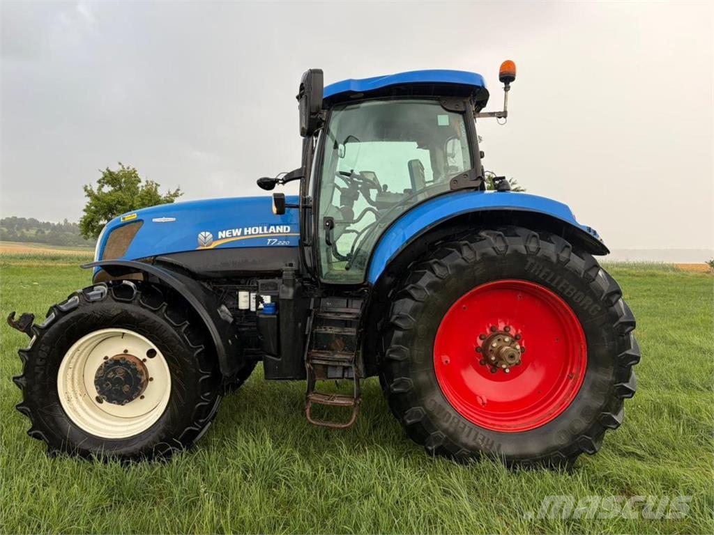 New Holland T 7.220 AC Auto Command Traktorid