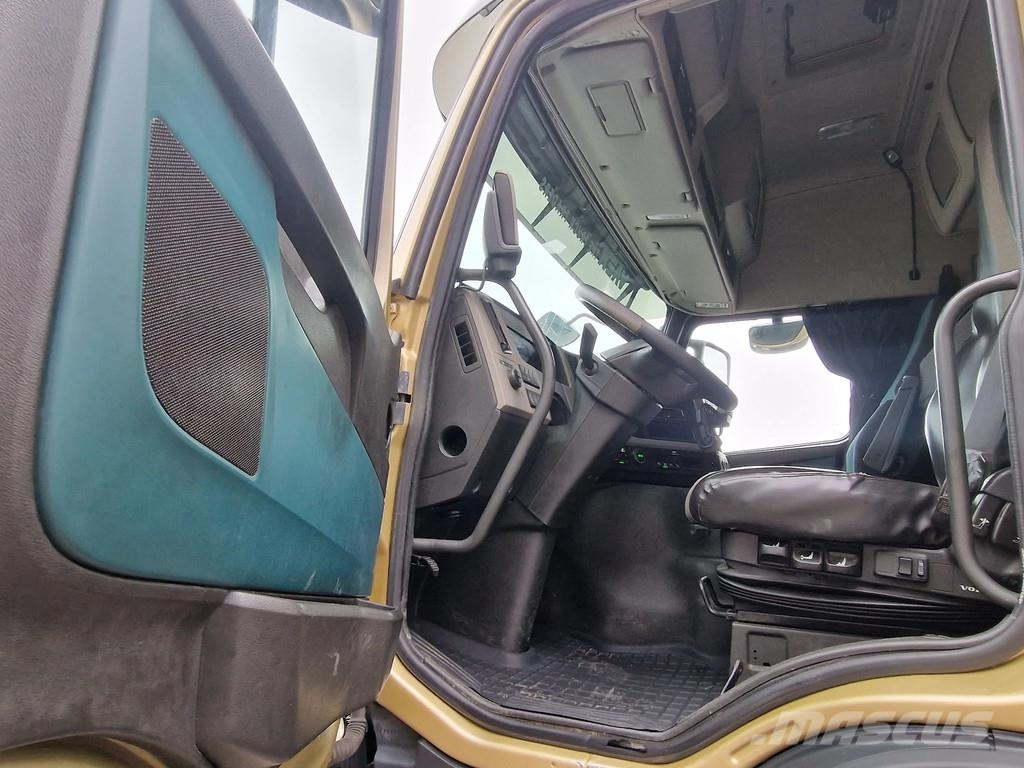 Volvo FM 370 Globetrotter 4x2 - Buggsbygg box with sided Bakwagens met gesloten opbouw