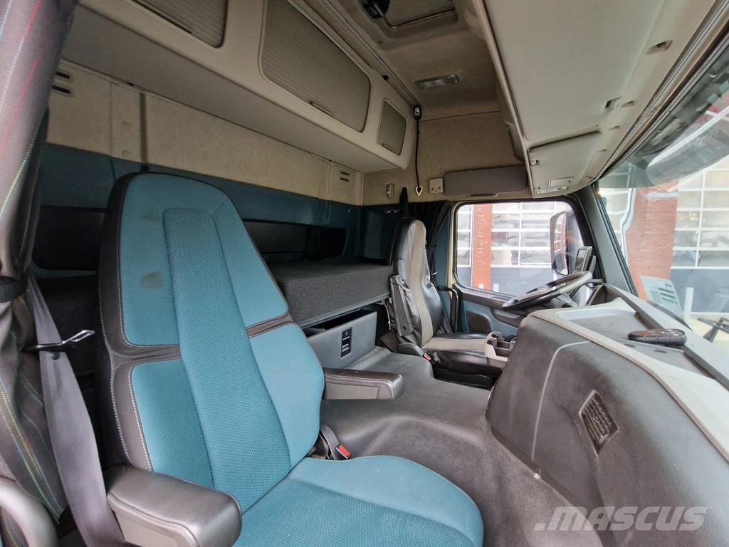 Volvo FM 370 Globetrotter 4x2 - Buggsbygg box with sided Bakwagens met gesloten opbouw