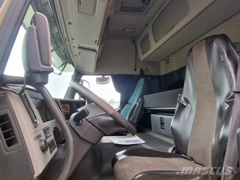 Volvo FM 370 Globetrotter 4x2 - Buggsbygg box with sided Bakwagens met gesloten opbouw