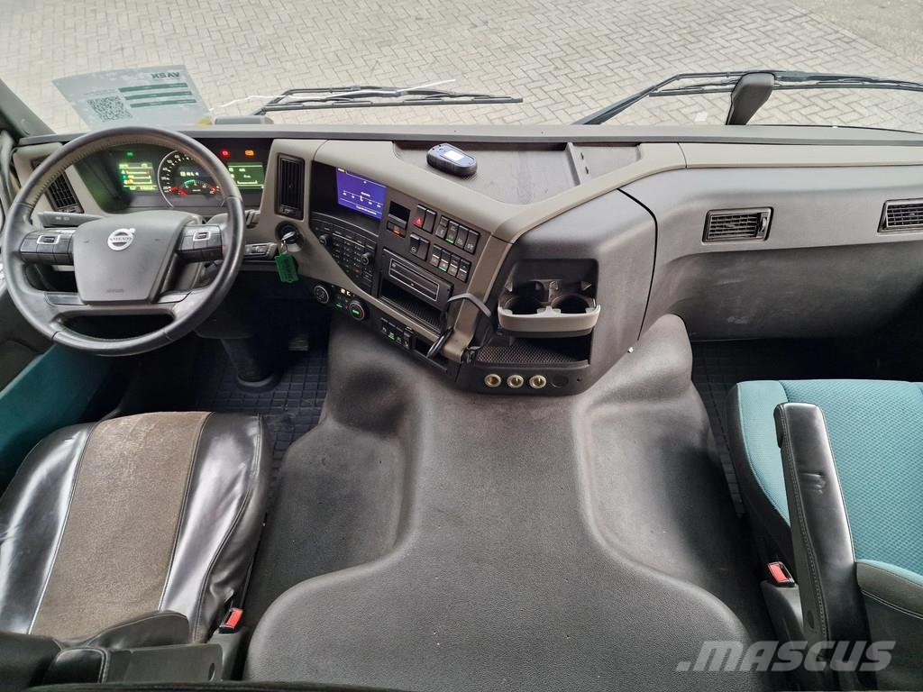 Volvo FM 370 Globetrotter 4x2 - Buggsbygg box with sided Bakwagens met gesloten opbouw