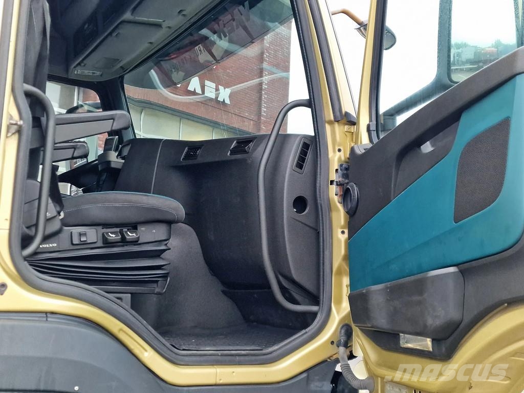 Volvo FM 370 Globetrotter 4x2 - Buggsbygg box with sided Bakwagens met gesloten opbouw
