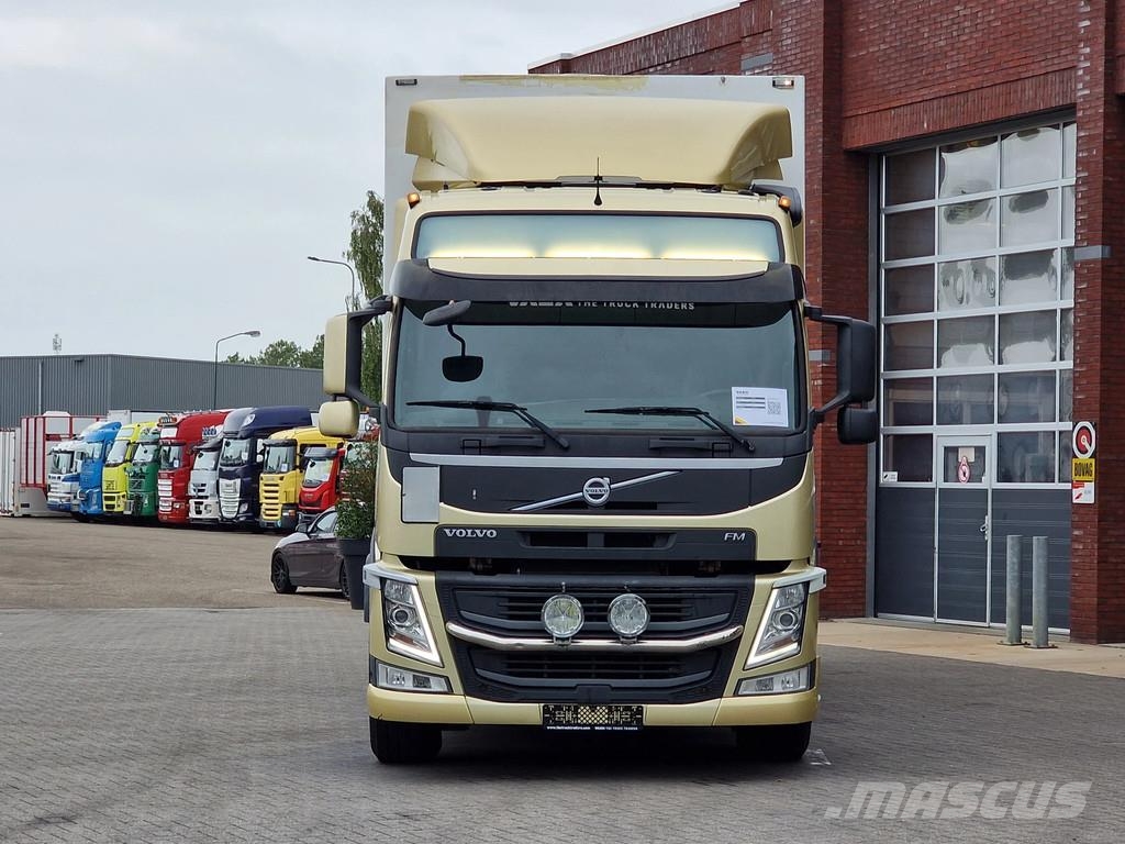 Volvo FM 370 Globetrotter 4x2 - Buggsbygg box with sided Bakwagens met gesloten opbouw