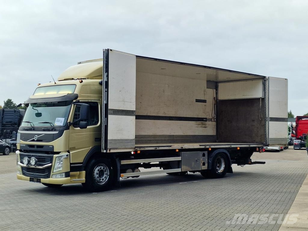 Volvo FM 370 Globetrotter 4x2 - Buggsbygg box with sided Bakwagens met gesloten opbouw