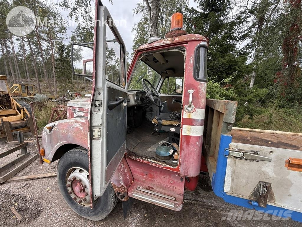 Scania L 80 S 50 Camion plateau ridelle avec grue