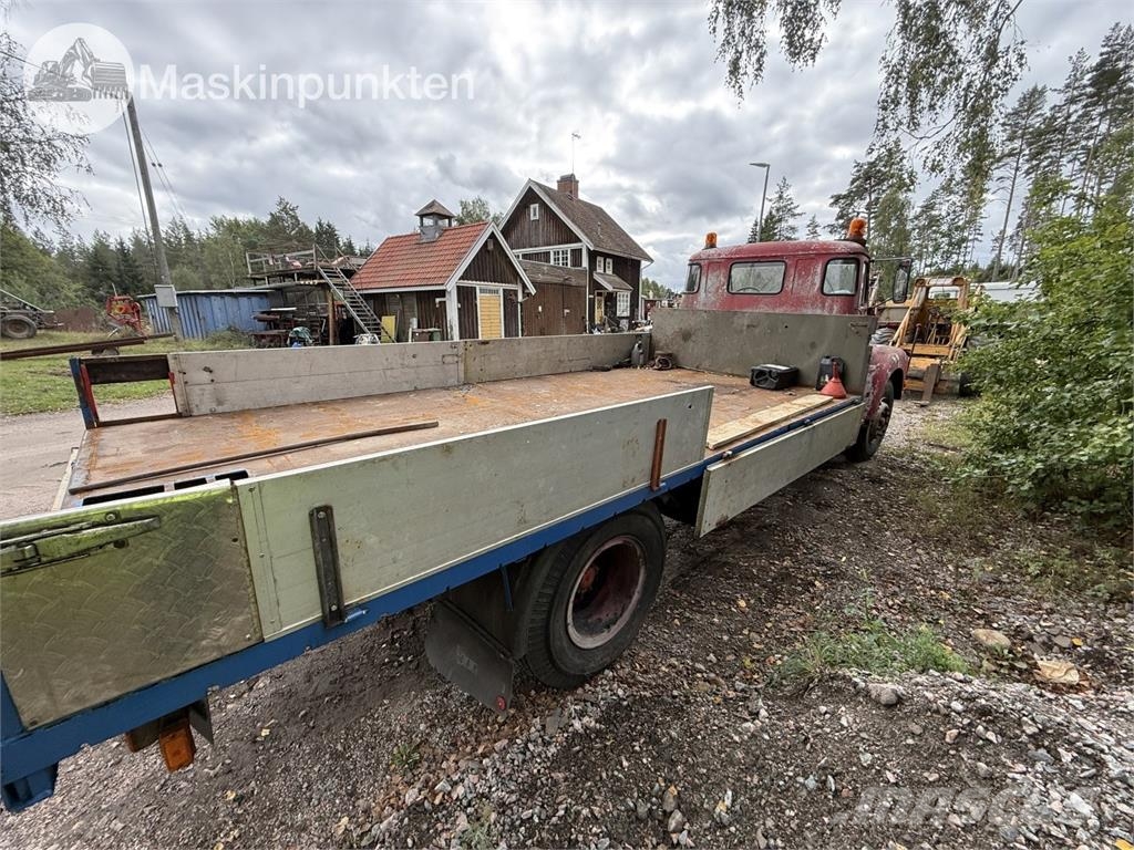 Scania L 80 S 50 Camion plateau ridelle avec grue