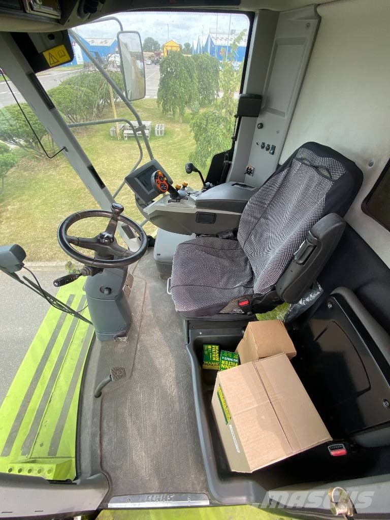 CLAAS Tucano 320 コンバイン
