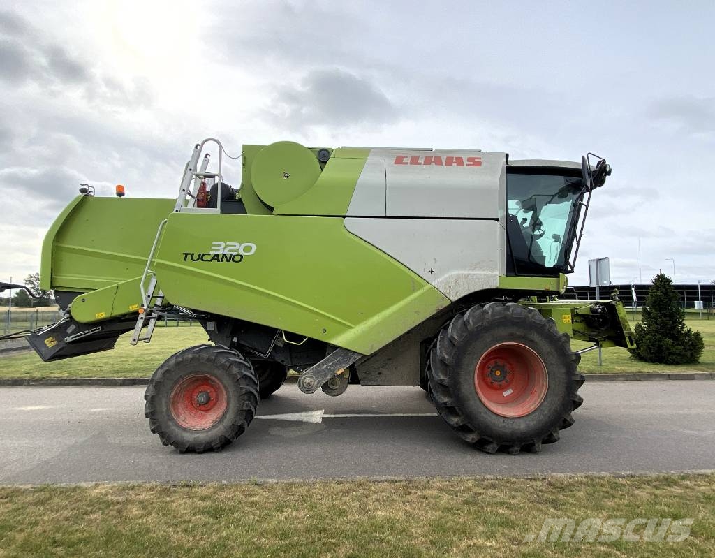 CLAAS Tucano 320 コンバイン