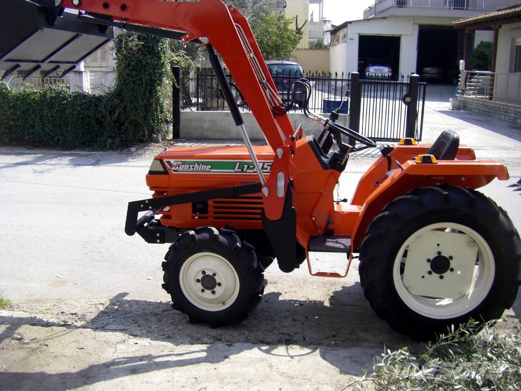 Kubota L1-255 4wd WITH LOADER الجرارات