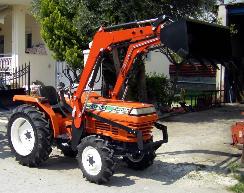 Kubota L1-255 4wd WITH LOADER الجرارات
