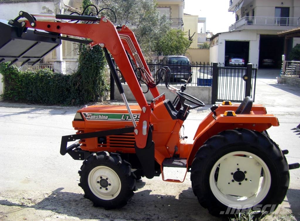 Kubota L1-255 4wd WITH LOADER الجرارات