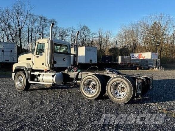 Mack CL733 Vlačilci