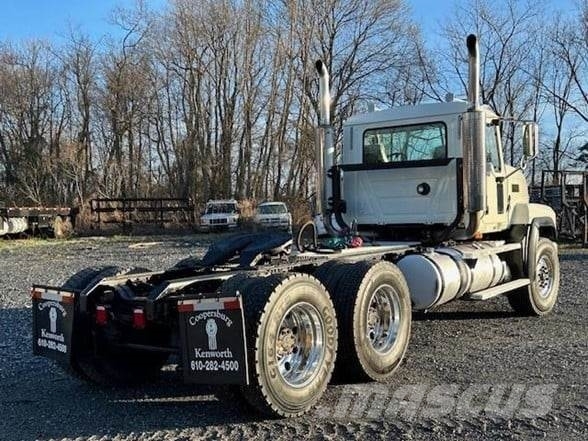 Mack CL733 Vlačilci