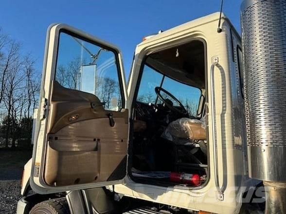 Mack CL733 Vlačilci