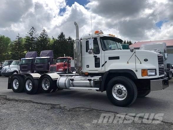 Mack CL733 Vlačilci