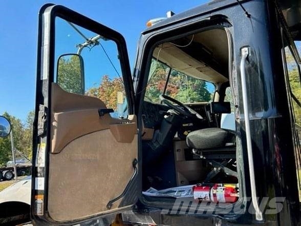 Mack GRANITE GU713 傾卸式卡車