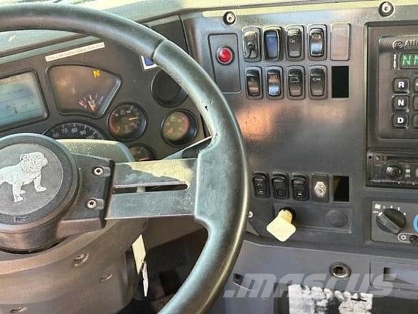 Mack GRANITE GU713 傾卸式卡車