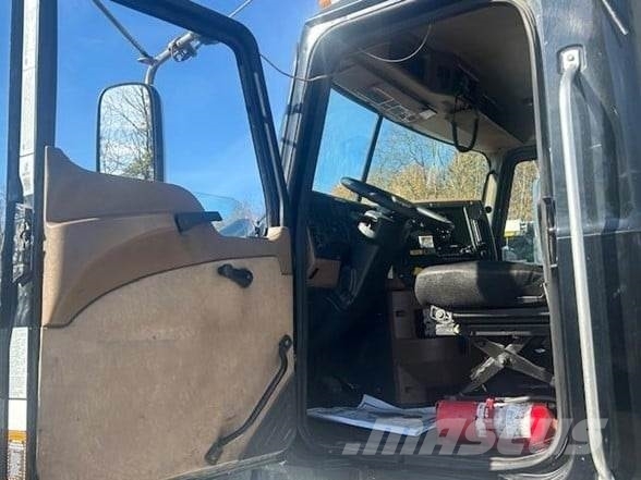 Mack GRANITE GU713 Tipper trucks
