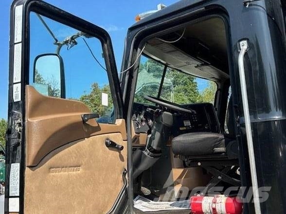 Mack GRANITE GU713 Tipper trucks