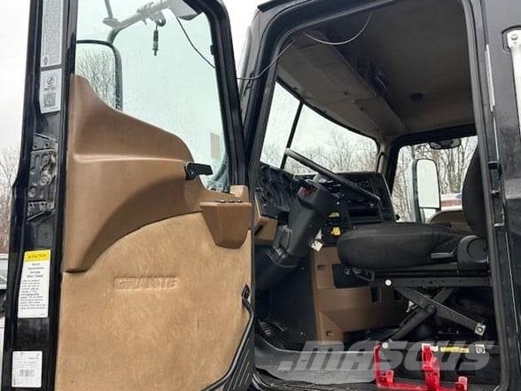 Mack GRANITE GU713 傾卸式卡車