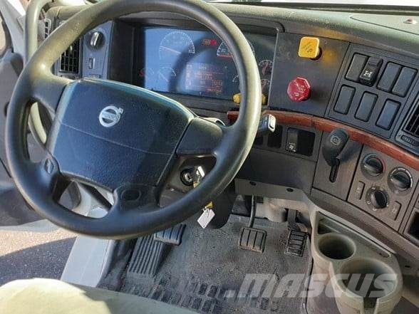 Volvo VNL64T670 Tegljači