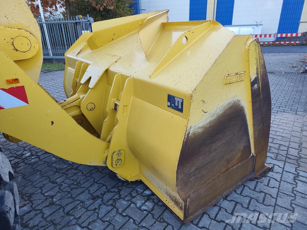 Komatsu WA 470-8 . Pyöräkuormaajat