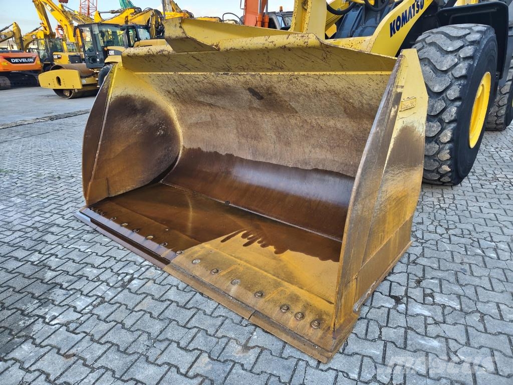 Komatsu WA 470-8 . Pyöräkuormaajat