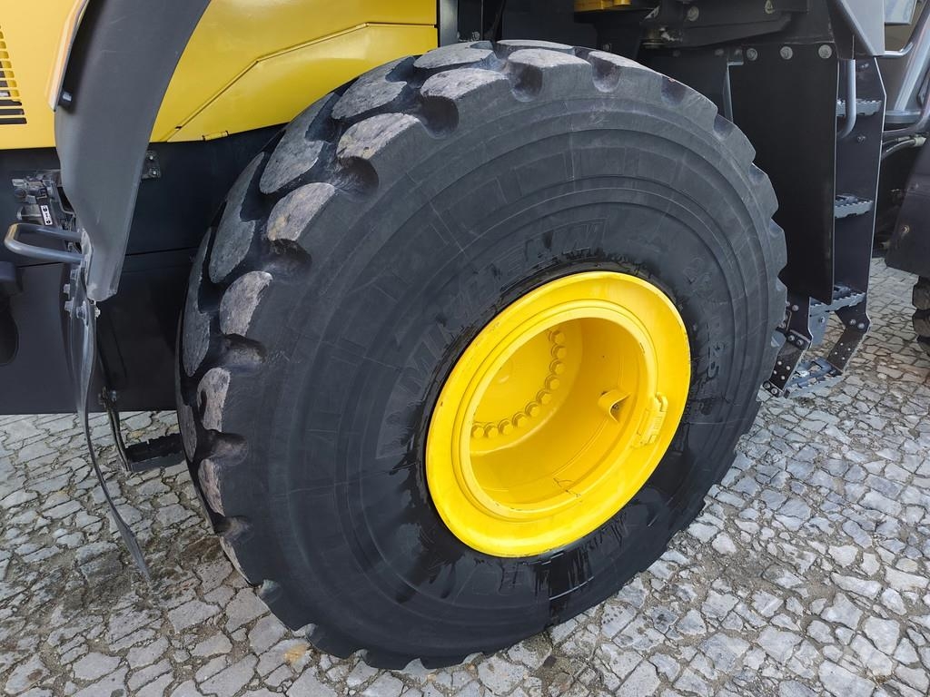Komatsu WA 470-8 . Pyöräkuormaajat
